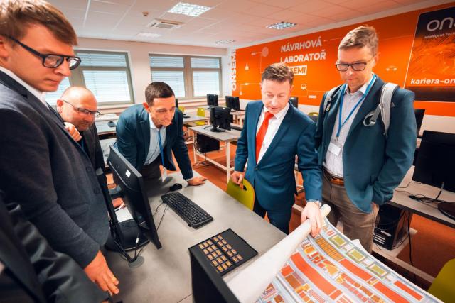 The ceremonial launch of the study program also included a tour of the laboratories. | Author: Martin Dušek