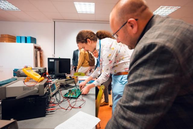 The ceremonial launch of the study program also included a tour of the laboratories. | Author: Martin Dušek