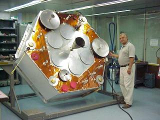 Miroslav Kasal a družice AMSAT PHASE 3D při integraci v americkém Orlandu. | Autor: Archiv M. Kasala