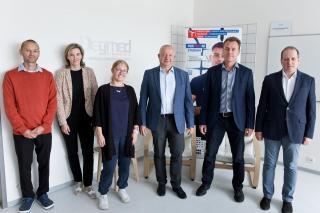 Otevření nové pracovny pro studenty na UBMI FEKT, zleva: Radim Kolář (vedoucí ústavu), Jana Kolářová, Andrea Němcová, děkan Vladimír Aubrecht, Miroslav Falta a Miroslav Moravec (oba DEYMED Diagnostic). | Autor: Zdeňka Koubová