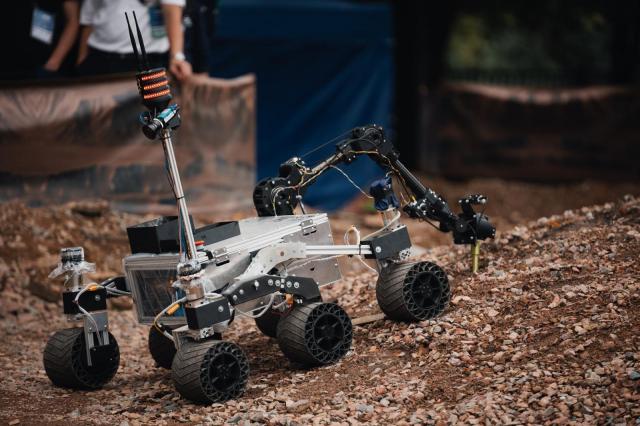 Rover Freya z Brno Mars Rover při plnění soutěžních úkolů ve finálovém kole European Rover Challenge. K vidění bude na stánku Národního plánu obnovy.  | Autor: European Rover Challenge / KSAF