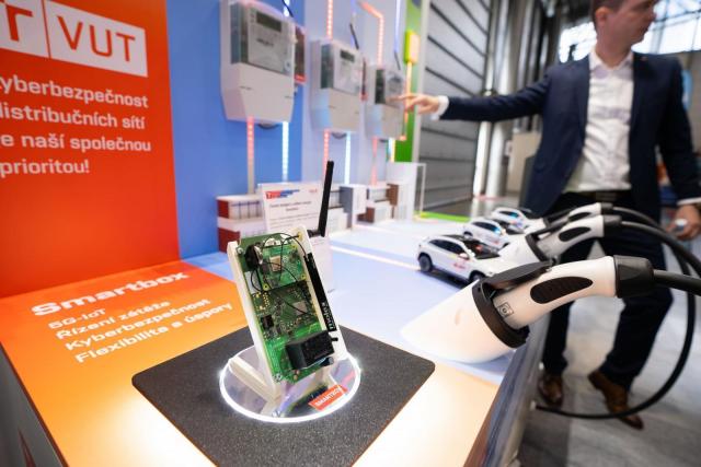 Na stánku České národní expozice se představí Smartbox, unikátní řešení z FEKT VUT pro chytré měření a řízení zátěže v energetických sítích. | Autor: Nikola Číková