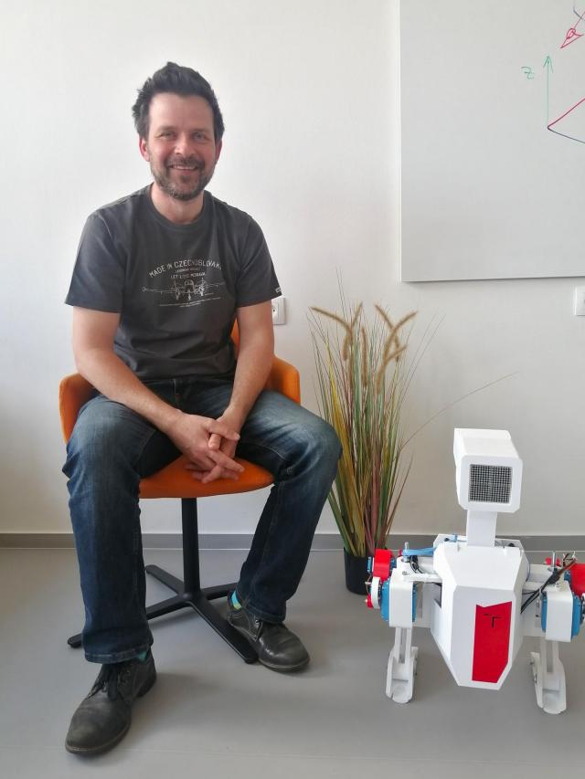 Stanislav Věchet a PAWO v Laboratoři bioinspirované robotiky. | Autor: Iveta Hovorková
