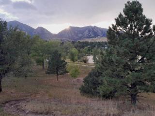 Západ slunce nad Flatirons poblíž nového bydliště Martina Štumpfa a jeho rodiny v Boulderu. | Autor: Archiv M. Štumpfa