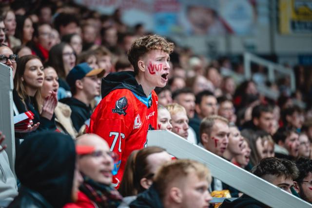 BUT fans showed great spirit and cheered their hearts out. However, the winner of the stands duel was MUNI — congratulations! | Author: University Ice Hockey Match