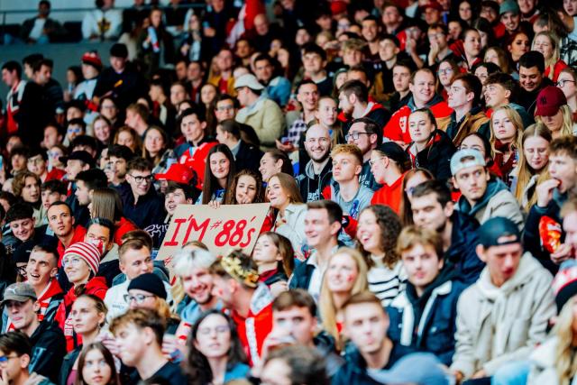 BUT fans showed great spirit and cheered their hearts out. However, the winner of the stands duel was MUNI — congratulations! | Author: University Ice Hockey Match