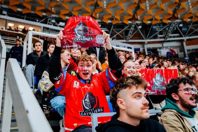 BUT fans showed great spirit and cheered their hearts out. However, the winner of the stands duel was MUNI — congratulations! | Author: University Ice Hockey Match