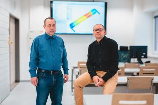 Tomáš Kříž a Jan Mikulka,  Ústav teoretické a experimentální elektrotechniky, FEKT VUT. | Autor: Jakub Rozboud