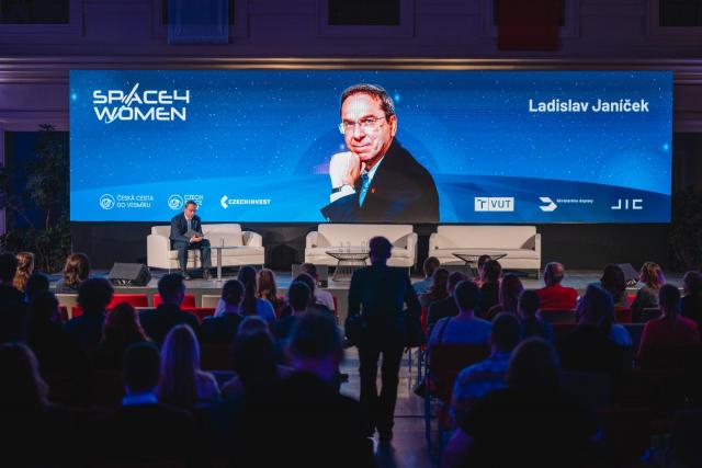 The debate was moderated by BUT Rector Ladislav Janíček, a long-term supporter of women in technical fields. | Author: Jakub Rozboud