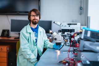 Jaromír Jarušek, vítěz PhD Talent FEKT 2025. | Autor: Jakub Rozboud