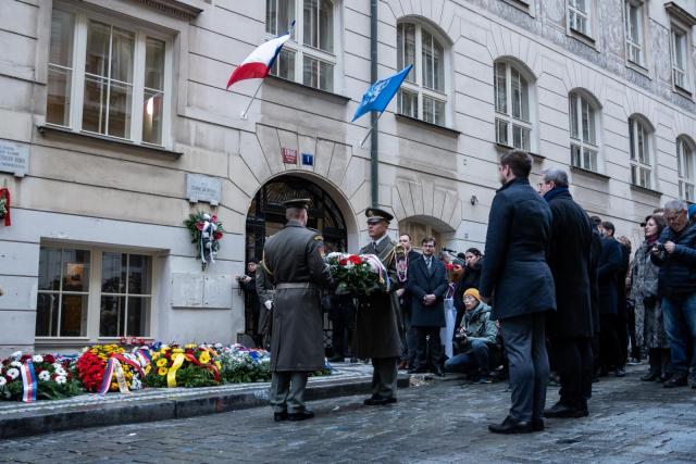 Rektor Ladislav Janíček a předseda SKAS VUT Daniel Janík zastupovali univerzitu na pietních shromážděních v Praze. | Autor: Martin Horváth