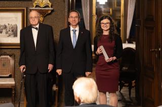 Předávání Ceny profesora Daniela Mayera nejlepším studentům elektrotechnických fakult – s cenou Kateřina Krejčí z VUT, Daniel Mayer první zleva. | Autor: poskytla Hlávkova nadace