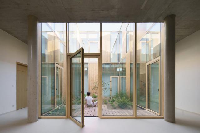 Porota ocenila především výjimečnou schopnost reagovat na citlivé téma s lidskostí a architektonickou přesností.  | Author: Alex Shoots Buildings