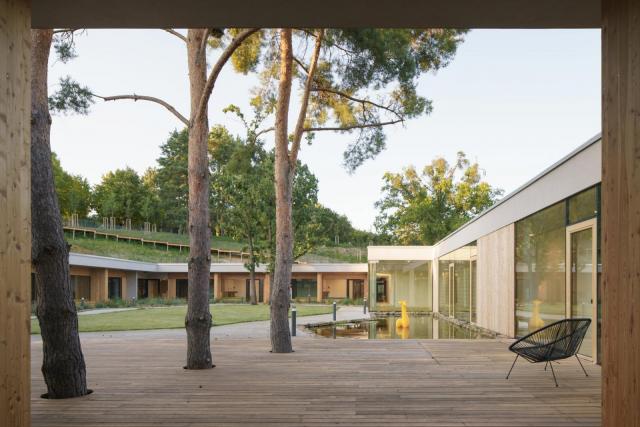 Budova hospice pracuje se světlem, intimním měřítkem i přírodními materiály. | Author: Alex Shoots Buildings